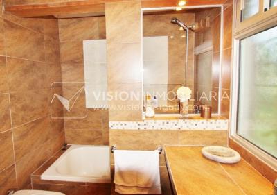 Chacra de 15 hás con el confort de hermosa casa reciclada, barbacoa y piscina climatizada.