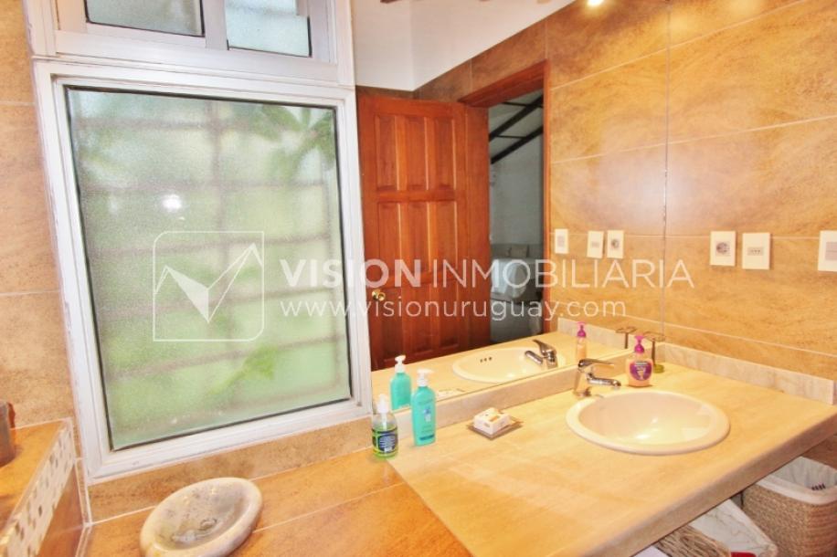 Chacra de 15 hás con el confort de hermosa casa reciclada, barbacoa y piscina climatizada.-61