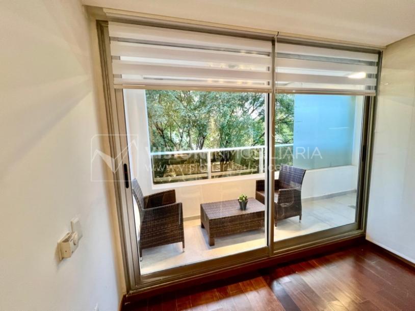 Apartamento en Venta en Pocitos / Punta Carretas.  Bajó de Precio!!  2 Dormitorios, uno en Suite con Vestidor.  2 Baños, Balcón, terminaciones Premium.  Se vende Amueblado. Tiene cómodo Garaje para 1 auto.  Piso 4 al frente.  Amenities: Barbacoa y Gy-4