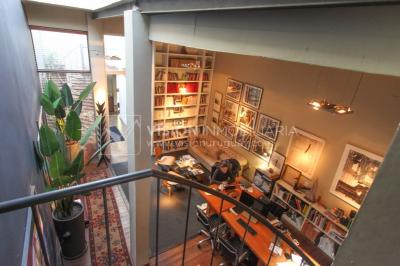 Casa de diseño, Padrón Único, Pocitos; 2 dorm en Suite, enorme salón doble altura, terreno 219 m2 con buen fondo y parrillero, 203 m2 construidos, Garaje.