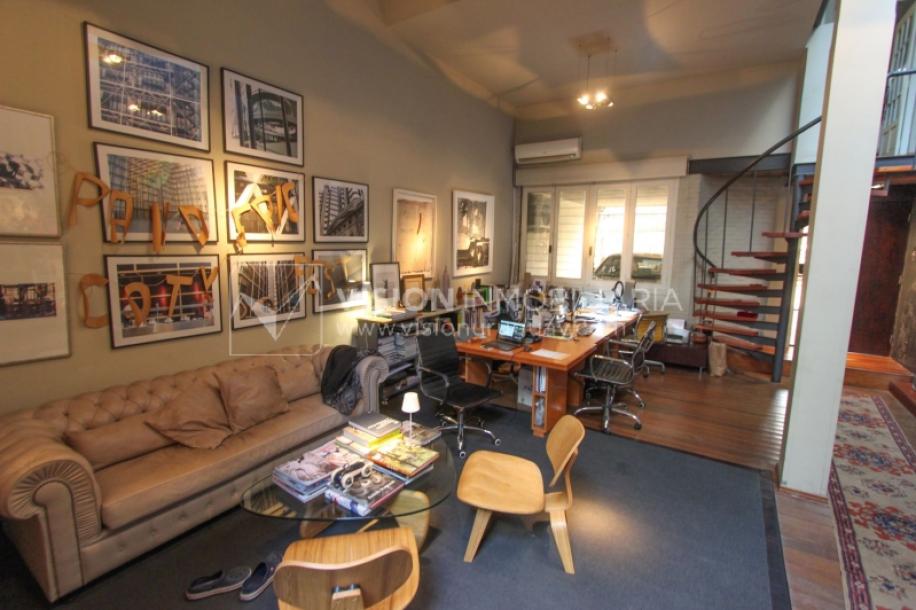 Casa de diseño, Padrón Único, Pocitos; 2 dorm en Suite, enorme salón doble altura, terreno 219 m2 con buen fondo y parrillero, 203 m2 construidos, Garaje.-4