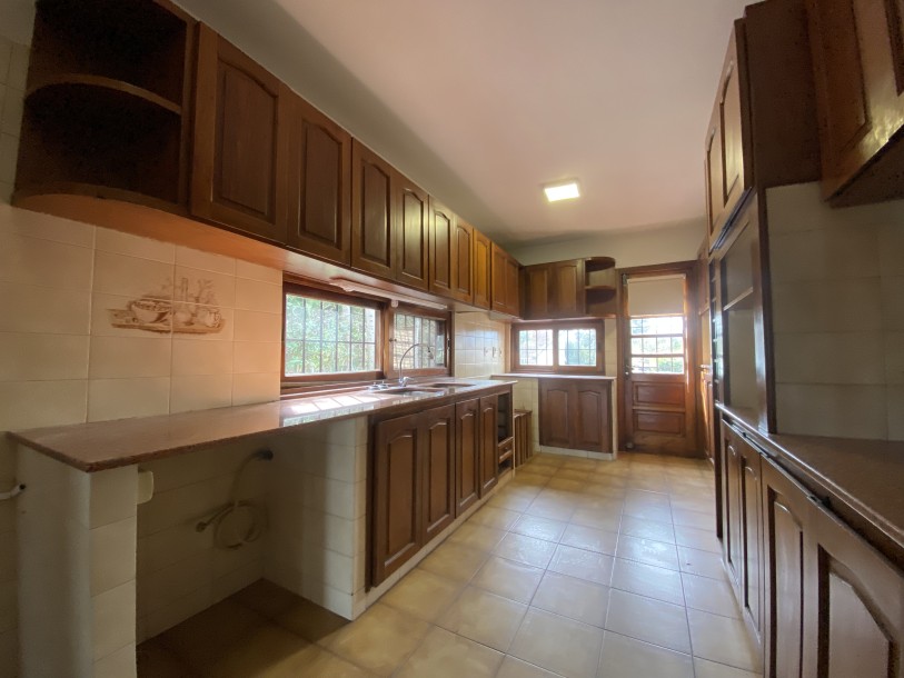 Espléndida casa en Carrasco, ideal familia numerosa o empresa.-5