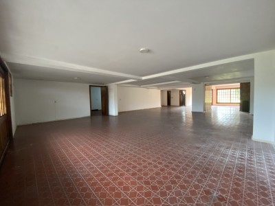 Espléndida casa en Carrasco, ideal familia numerosa o empresa.